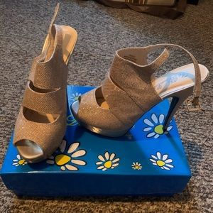 Cute dressy heels worn 4 times.